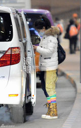 组图：丁丁素颜戴口罩深夜独自回京