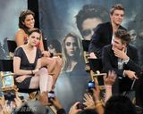 幻灯图集：《月食》影迷见面会 斯图尔特低胸秀美腿