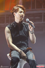 高清图：神话香港开场秀肌肉 配对比心致谢