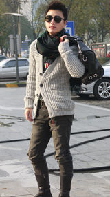 高清图：贾乃亮街拍LOOK开衫毛衣搭配温暖围巾