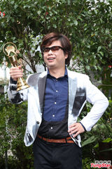 组图：王俊杰抵房发新片 情人节唱情歌遥祝老婆