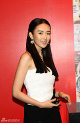 组图：童瑶携王学兵亮相粗眉妆显独特魅力