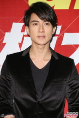 组图：吴尊出席男模赛被起哄脱光面露尴尬