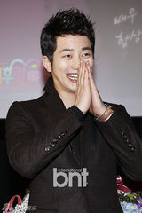 组图：朴施厚与粉丝共同收看《清潭洞》大结局