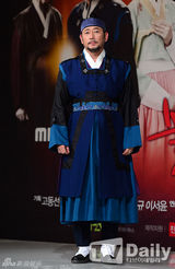 组图：《火之女神》发布 文根英着韩服端庄亮相