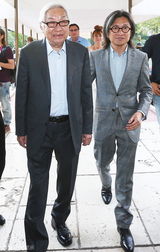 组图：陈可辛携父亲抵达威尼斯