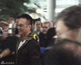 组图：吴镇宇抵京扮“黑超潮人” 宝刀未老笑容难掩