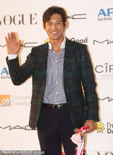 组图：韩佳人金宣儿性感争艳 李秉宪盛装亮相