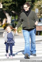 组图：詹妮弗加纳肚大如箩将生 女儿很萌很可爱