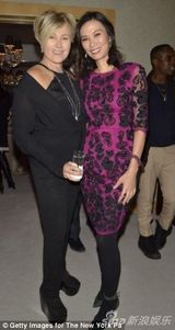 组图：邓文迪绯闻后首亮相 与友人热聊心情无损