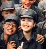 组图：邓丽君金门劳军罕见照曝光 大笑亲和