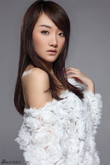 组图：孟瞳迪时尚美图演绎别样性感