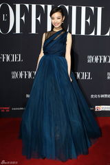 组图：倪妮现身时尚活动 全程微笑为优雅女性颁奖