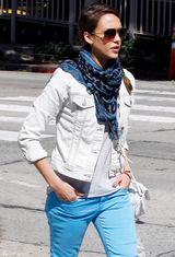 高清组图：杰西卡-阿尔芭街拍 牛仔外套搭蓝裤