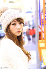 高清：柳岩台北街头写真 暖暖笑意演绎冬日温情