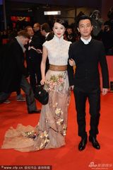 组图：柏林红毯黄璐工笔画长裙霸气 透视秀美腿