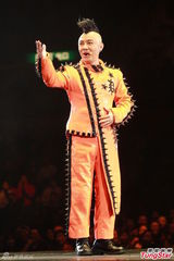 组图：张卫健鸡冠装表情搞怪 热吻巴两金