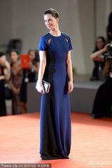 组图：《承诺》首映 豪尔穿长裙显优雅大方