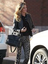 组图：邦辰寒风中拍写真 裹衣取暖美丽冻人