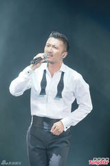 组图：谢霆锋陈慧琳等红馆开唱 悼念张耀荣