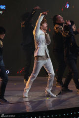 高清组图：东方神起香港火爆开唱 劲舞引疯狂