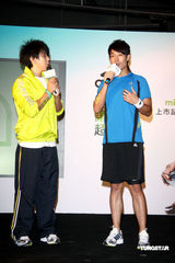 幻灯图集：刘心悠化身跑步助教 指导蓝钧天练身材