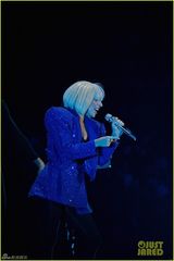 组图：LadyGaGa快速变装 方块头贝壳装露臀抢镜