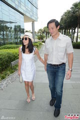 组图：杨采妮婚宴翌日携夫会亲友 称洞房好开心