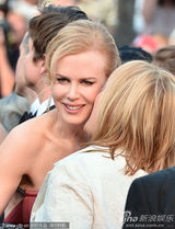 组图：妮可戛纳走秀风情露背 真空激凸艳光四射