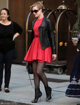 高清组图：埃文-雷切尔-伍德街拍 皮衣配红裙