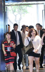 组图：李敏镐现身上海众保镖护驾 见镜头露笑容