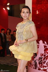 组图：刘嘉玲蛋糕裙大秀美腿 赞梁朝伟细心体贴