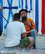 组图：威尔-史密斯女儿剃板寸 嘻哈MV秀街舞