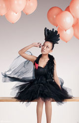 组图：王熹蛮写真化身黑天鹅 个性拒绝漂白