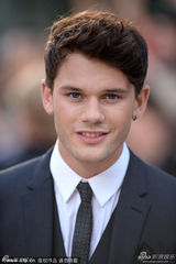 组图：《铁路劳工》首映 妮可基德曼微露乳沟