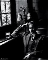 组图：艾玛登封面 短发干练显小女人风情