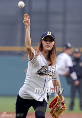 组图：after school嘉熙潇洒开球 挥洒动感魅力