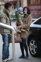 组图：刘孜夫妇抱儿子外出 一家三口其乐融融