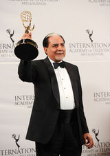 组图：Lady Gaga身着怪异镂空裙助阵国际艾美奖