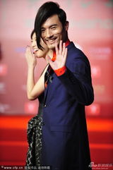 组图：《夜夜夜》剧组闫妮深V 携耿乐走红毯