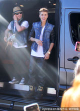 组图：比伯当街献唱谢歌迷 小天王自恋摸发