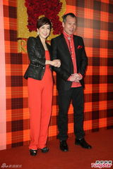 组图：黄小柔出嫁盼造人 穿低胸婚纱挽老公亮相