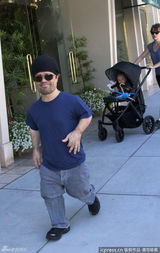 组图：“小恶魔”彼特-丁拉基携妻女外出逛街