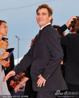 组图：《大师》首映杰昆洒脱不羁 两女星华服争艳