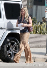 组图：希拉里-达夫宽松装漫步 手臂粗壮似发福