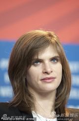 《除了我们还有谁》发布会 男星迪赫英伦范十足