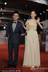 组图：主持人杨千霈和蔡昌宪亮相金马奖红毯