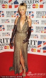 组图：第32届全英音乐奖 蕾哈娜深V露背秀美腿