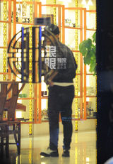 独家：宋小宝抵京会友吃饭 与服务员热情合影