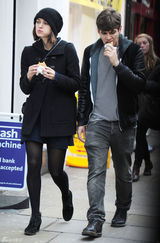 高清组图：凯拉-奈特利现身伦敦街头和男友亲密